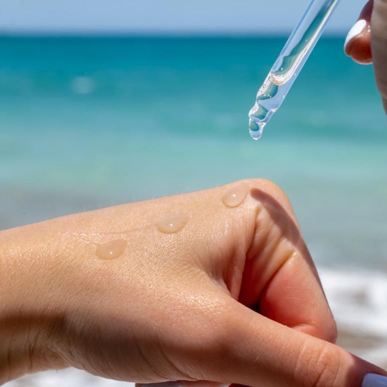 Natural daily invisible mineral hydrating moisturizing sunblock suncreen serum with zinc oxide and organic ingredients. Paraben-free fragrance-free vegan and non-comedogenic UVA+UVB broad spectrum SPF 50 waterproof reef safe light-weight with no white cast for sensitive and dry skin.