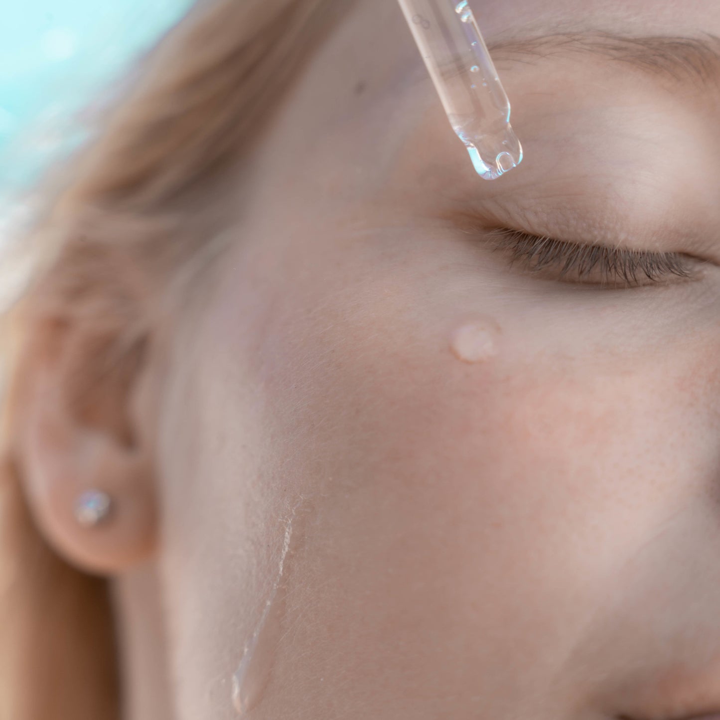 Natural daily invisible mineral hydrating moisturizing sunblock suncreen serum with zinc oxide and organic ingredients. Paraben-free fragrance-free vegan and non-comedogenic UVA+UVB broad spectrum SPF 50 waterproof reef safe light-weight with no white cast for sensitive and dry skin.